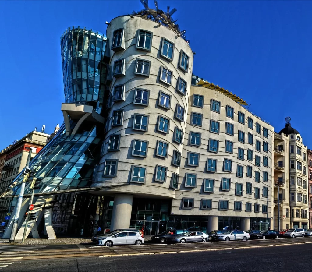 Prag'ın modern mimarisinin en çarpıcı örneklerinden biri olan ve iki ayrı kütlenin uyumlu hareketini yansıtan Dans Eden Ev, bükümlü cam cephesi ve dalgalı hatlara sahip taş binasıyla şehrin mistik güzelliğine çağdaş bir dokunuş katıyor.