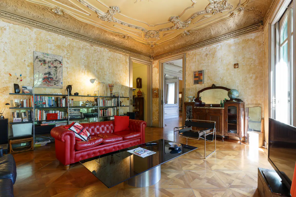 Ekranların En Ünlü Airbnb Evleri