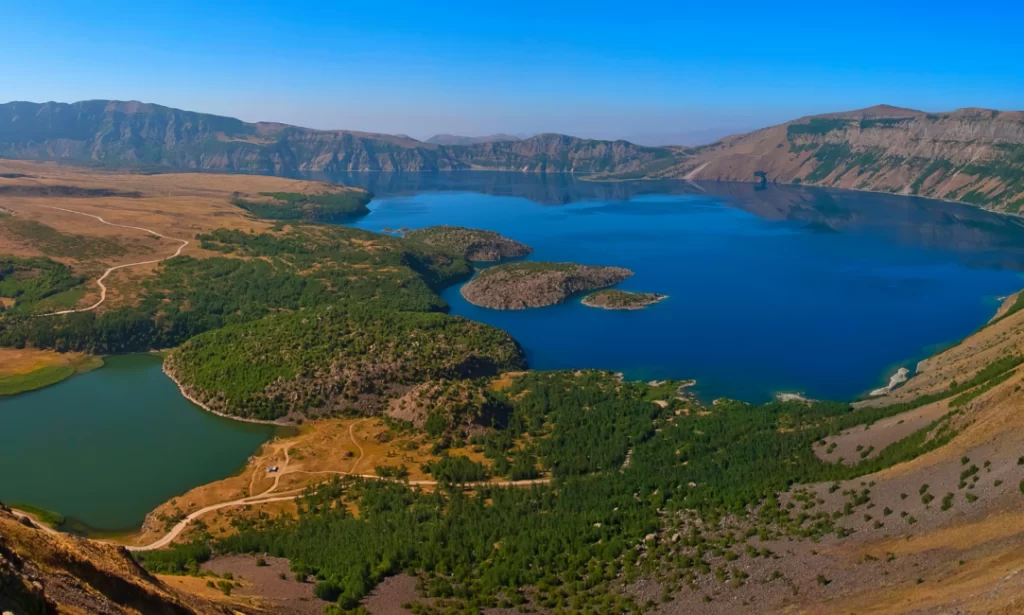 Nemrut Dağı'nın eteklerinde yer alan, Türkiye'nin volkanik bir patlama sonucu oluşmuş bu görkemli gölü, koyu mavi suları, içinde irili ufaklı adacıkları ve çevresindeki çıplak dağlarla çevrili yemyeşil bitki örtüsüyle Türkiye'nin en güzel göllerinden birini gözler önüne seriyor.
