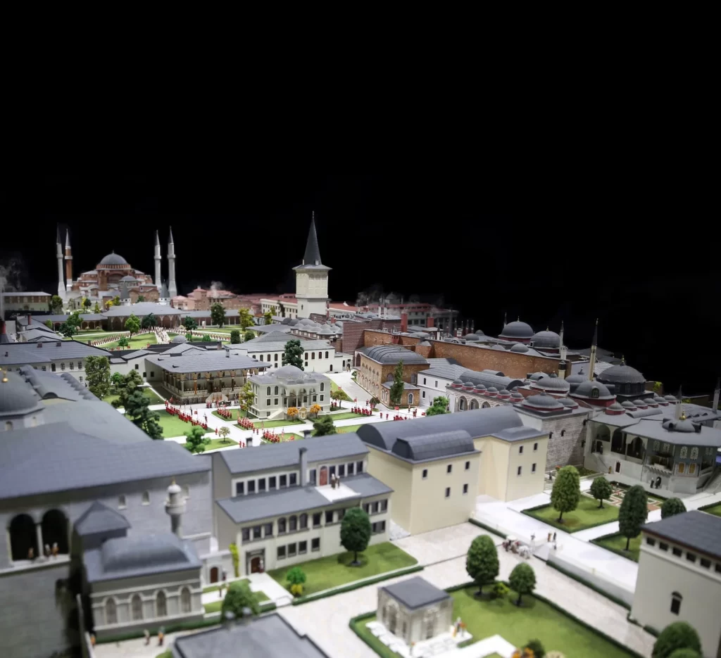 Tarihi yarımadada yer alan Topkapı Sarayı'nın detaylı maket çalışması; cami minareleri ve saray kompleksiyle Osmanlı mimarisi modeli.