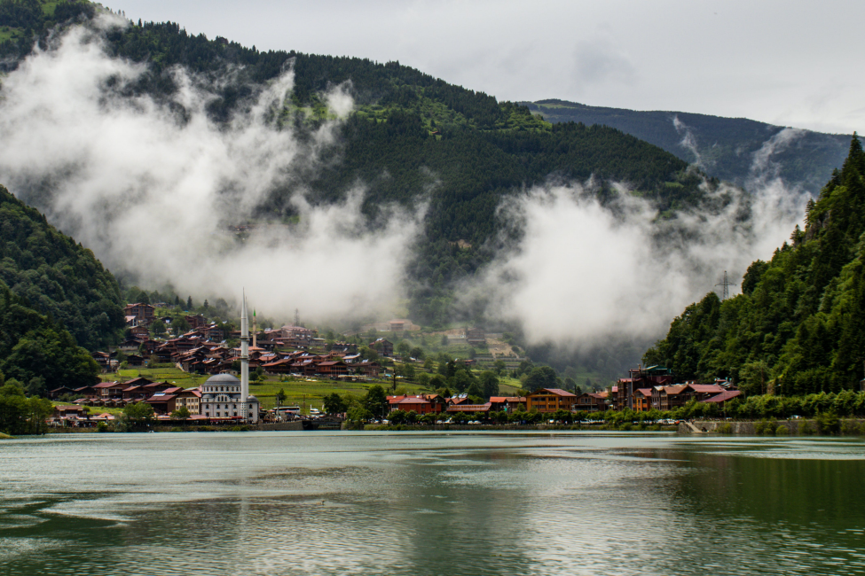 Uzungöl, Türkiye'nin en güzel göllerinden biri olarak, sisli dağların yemyeşil yamaçlarına kurulmuş köyü, minaresiyle birlikte göl kenarında ve etrafındaki yoğun ormanlık alanlarla büyüleyici bir doğa harikası sunuyor.