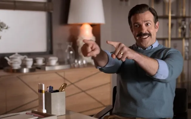 Apple TV Original dizisi Ted Lasso’da Jason Sudeikis’in canlandırdığı Ted Lasso karakterinden sahne