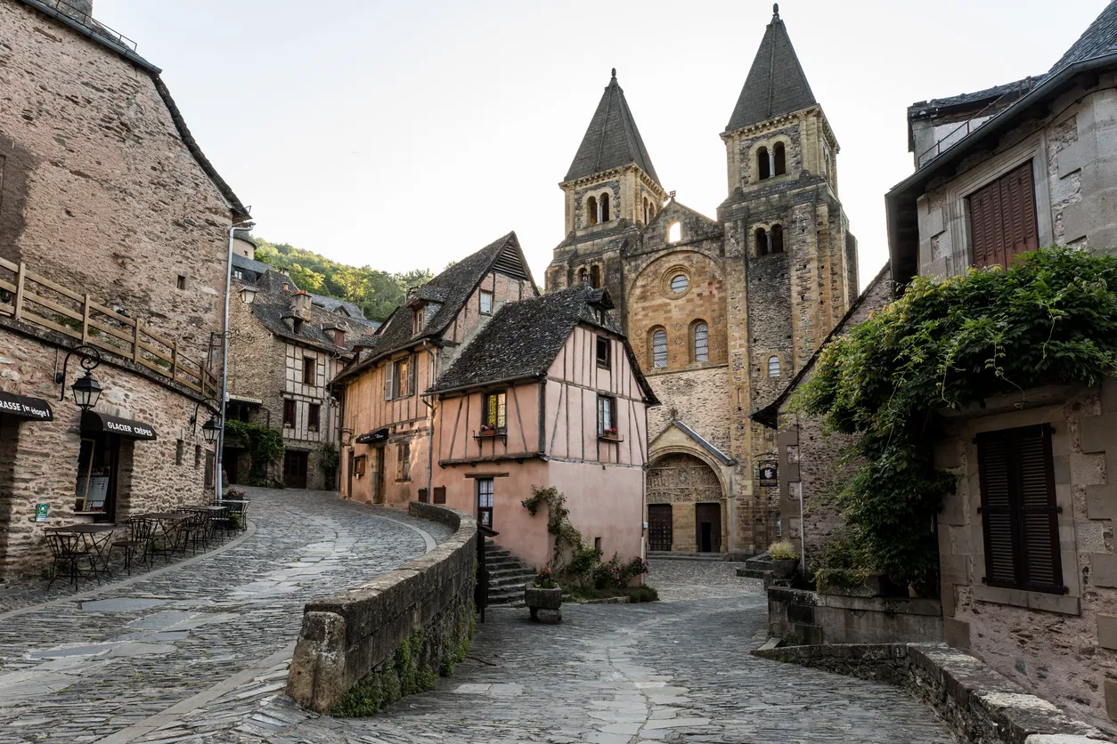 Occitanie bölgesinde Conques köyünde Sainte-Foy Manastır Kilisesi ve taş sokaklar
