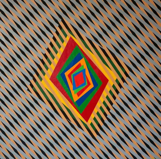 Op Art sanat akımının belirgin özelliklerini taşıyan bu görselde, merkezde sarı, kırmızı, yeşil ve mavi renklerde iç içe geçen konsantrik elmas şekilleri dikkat çekiyor; etrafını saran çapraz düzenlenmiş sayısız siyah ve açık bej renkteki küçük elmas desenleri ise izleyicide dinamik bir hareket ve derinlik illüzyonu yaratıyor.