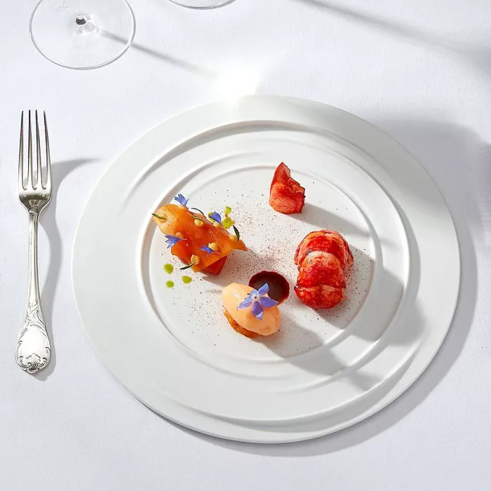 Üç Michelin yıldızlı Şef Éric Frechon’un mutfağında Epicure, Fransız gastronomisinin zirvesini temsil eden bir lezzet anlatısı sunuyor.