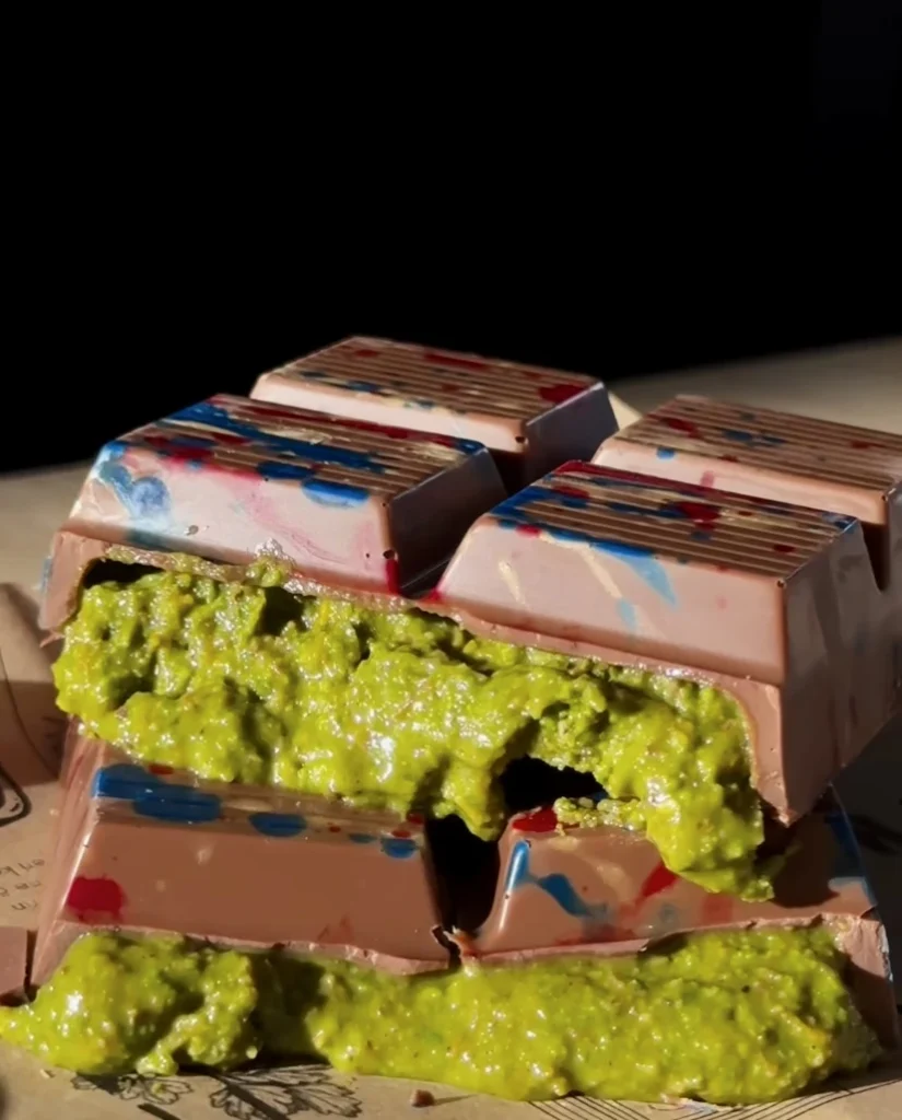 Marie Antoinette Chocolatier'inı, Orta Doğu mutfağının karakteristik tatlarını modern bir dokunuşla buluşturan fıstıklı ve kadayıflı Dubai çikolatası
