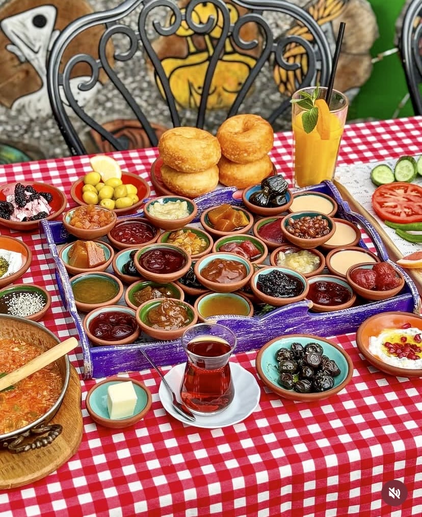 Boğazdan Bahçelere: İstanbul’un En Güzel Kahvaltı Mekânları