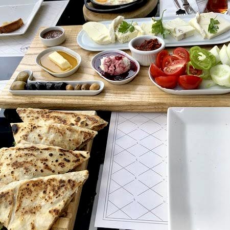 Boğazdan Bahçelere: İstanbul’un En Güzel Kahvaltı Mekânları