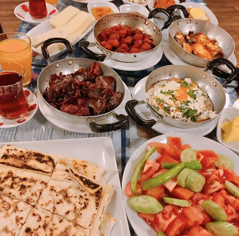Boğazdan Bahçelere: İstanbul’un En Güzel Kahvaltı Mekânları