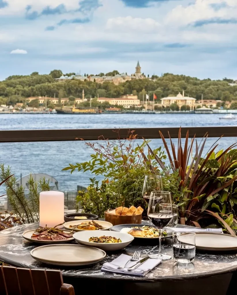 Karaköy’de, Novotel Istanbul Bosphorus’un terasında konumlanan Mürver; Tarihi Yarımada’yı karşısına alan manzarası ve günün saatine göre değişen ışığıyla romantik akşam yemekleri için güçlü bir atmosfer sunuyor
