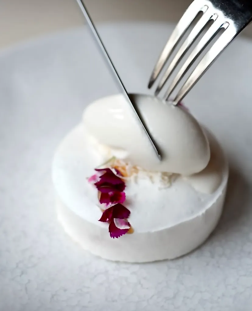 Yalın ama derinlikli tatlar, Arkestra’yı romantik bir akşamı gastronomik bir deneyime dönüştürmek isteyenler için güçlü bir tercih haline getiriyor.