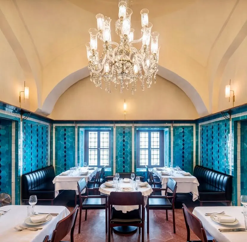 Mısır Çarşısı’nın üst katında, İstanbul’un en köklü gastronomi duraklarından biri olarak konumlanan Pandeli; mavi-beyaz İznik çinileri, yüksek tavanları ve dekorasyonuyla romantizmi tarihle buluşturan eşsiz bir atmosfer sunuyor