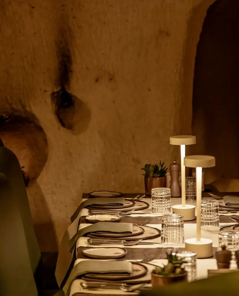 Kapadokya’nın kalbinde, Uçhisar’ın doğal ve tarihsel dokusuyla çevrili Nahita; bölgenin ruhunu yansıtan mimarisi ve sakin atmosferiyle romantik akşam yemekleri için etkileyici bir adres.