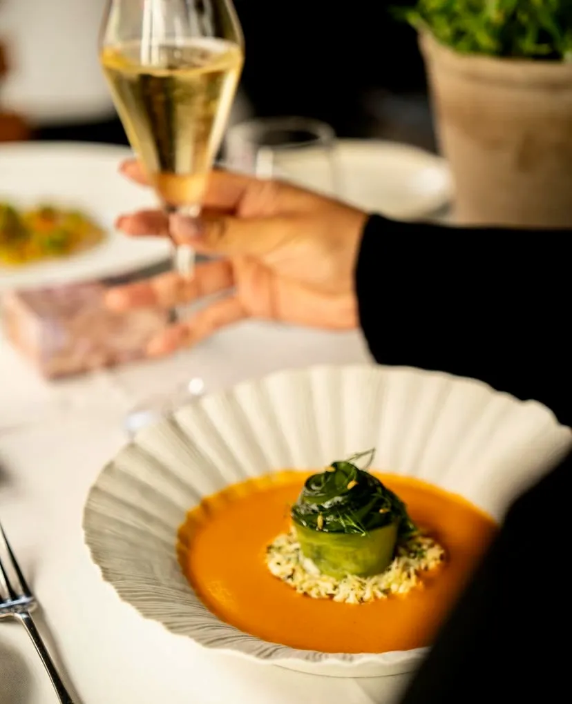 Clos Maggiore, menüde klasik Fransız tatları, dengeli soslar ve estetik sunumlarla öne çıkarken; şarap mahzeni, dünyanın farklı bölgelerinden seçilmiş bir koleksiyona ev sahipliği yapıyor.