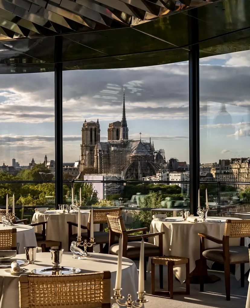 Paris’in en köklü gastronomi adreslerinden olan La Tour d’Argent, Seine Nehri kıyısında, şehrin tarihsel silüetine hâkim konumuyla zamansız bir romantizm sunuyor.