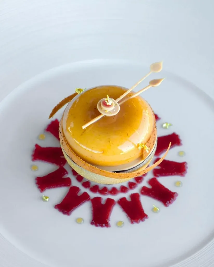 Şef Yannick Franques’in mutfağında La Tour d’Argent, Fransız gastronomisinin sembolik tariflerini çağdaş tekniklerle yeniden yorumlayan rafine bir çizgi sunuyor.