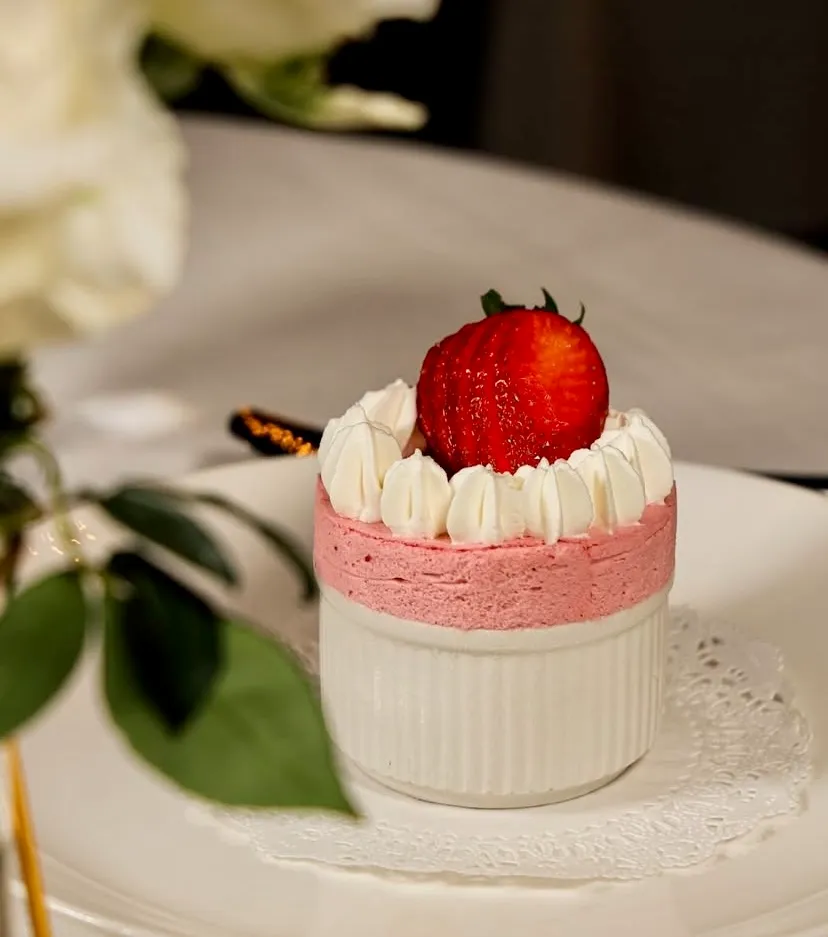 Restoranın mutfağı, Amerikan gastronomisini klasik teknikler ve sunumlarla ele alan bir menü sunuyor.