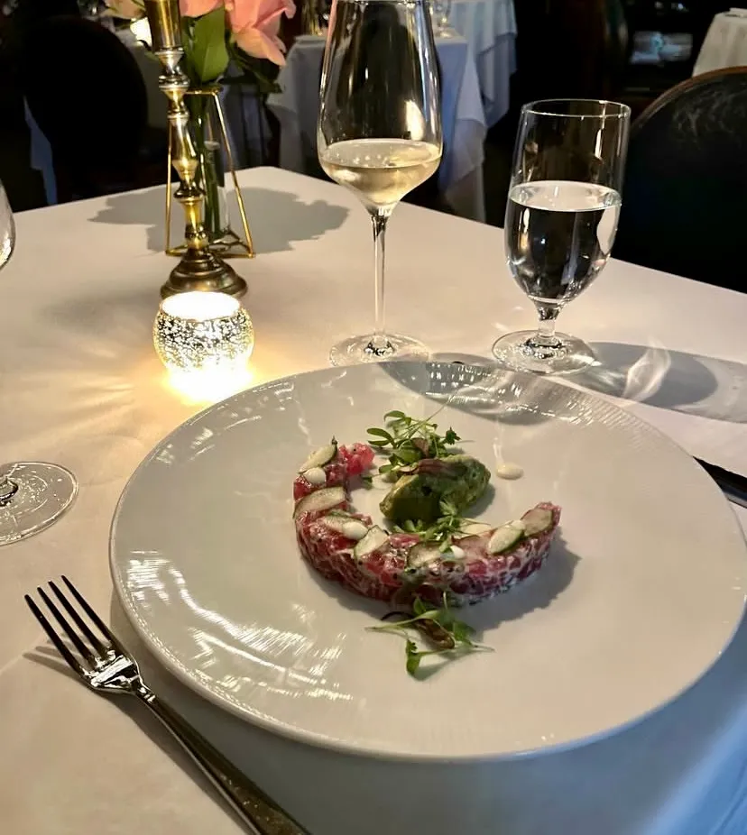 New York’un enerjisi içinde, romantizmi zarafetle yaşatan One if by Land, Two if by Sea; şehrin en ünlü ve duygusu güçlü restoranlarından biri.