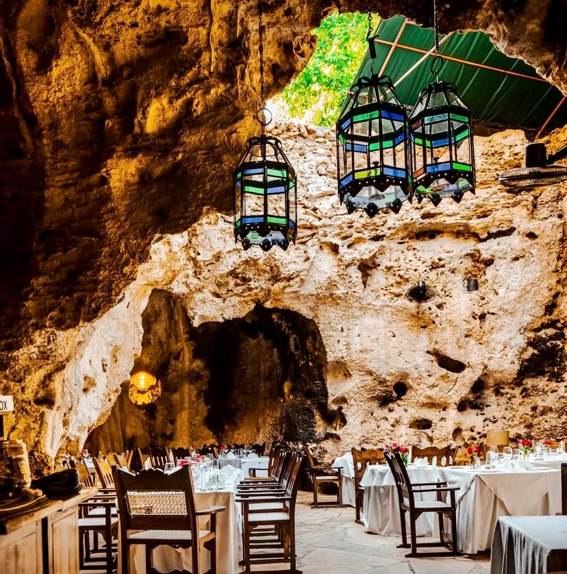 Kenya’nın kıyı bölgesinde, yerin yaklaşık 10 metre altında konumlanan Ali Barbour’s Cave Restaurant; doğanın binlerce yılda şekillendirdiği bir mağaranın içinde, eşi benzeri olmayan bir romantik atmosfer sunuyor.