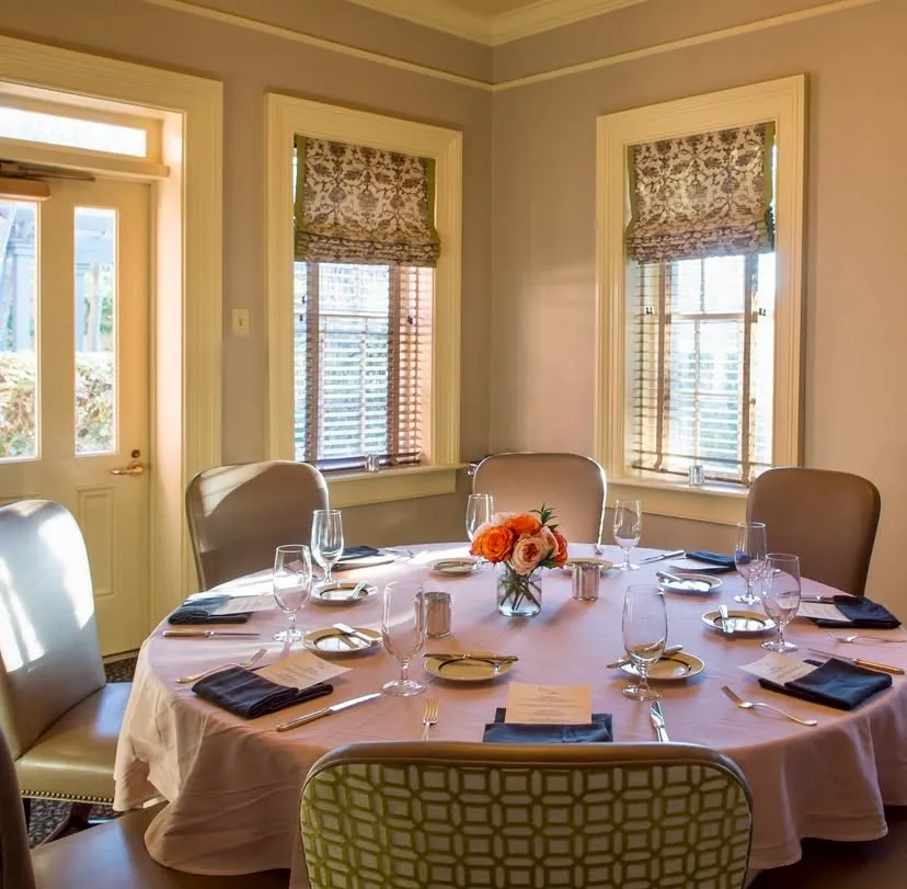 Charleston’ın tarihi şehir merkezinde, Wentworth Malikanesi’nin orijinal carriage house yapısı içinde konumlanan Circa 1886; Güney Amerika’nın zarif ve nostaljik romantizmini yansıtan özel bir adres.