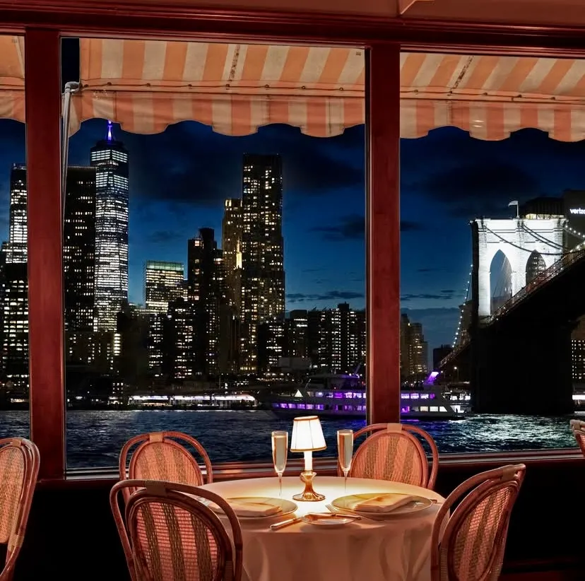 Brooklyn’de, köprünün ayağında konumlanan River Café; Manhattan silüetine karşı manzarasıyla dünyanın en romantik restoranları arasında.
