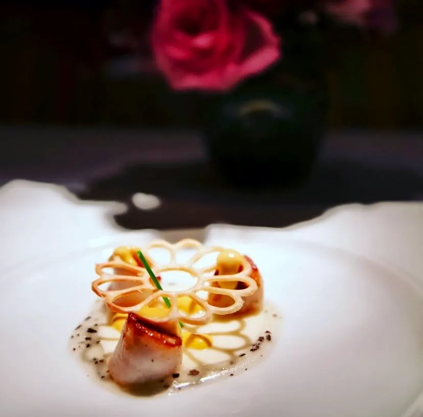 Michelin yıldızlı River Café mutfağı, Amerikan gastronomisini uluslararası dokunuşlarla zenginleştiren bir menü sunuyor.
