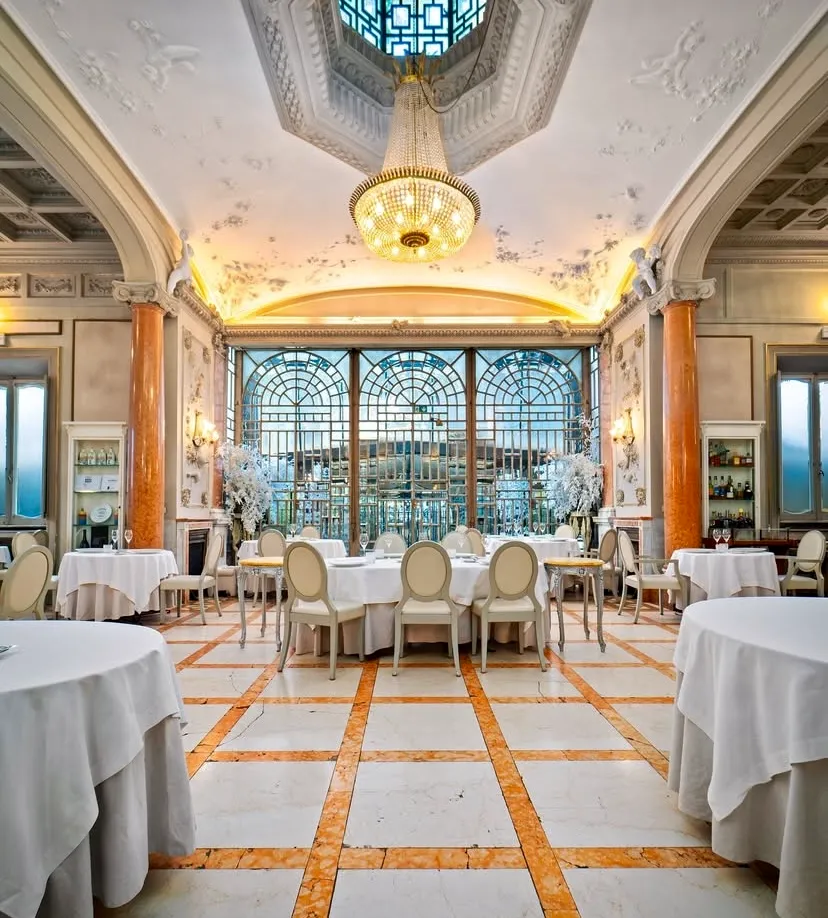 Roma’nın zarif ve ağırbaşlı yüzünü temsil eden Enoteca la Torre, şehrin en prestijli gastronomi adreslerinden biri olarak romantizmi yüksek bir incelikle sunuyor.
