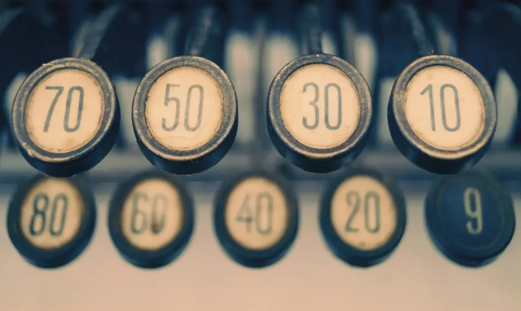 Vintage bir hesap makinesinin tuşlarında 10'dan 80'e kadar yazılı sayılar ve bir köşede 9 rakamı. Geçmişten günümüze sayıların gizemi. Numeroloji, hayatınızdaki bilinmeyen denklemleri çözmenize yardımcı olabilir.
