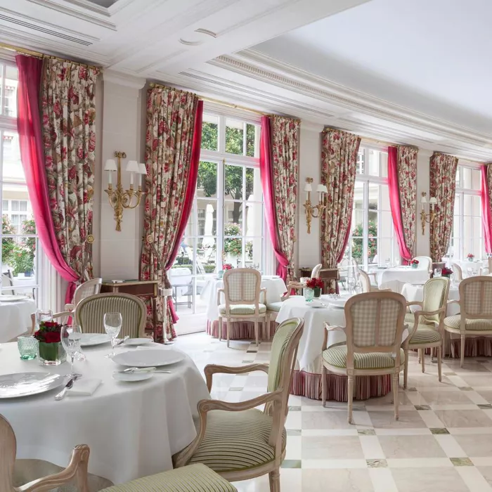 Paris’in en zarif adreslerinden Le Bristol Hotel’in içinde yer alan Epicure, Fransız saray estetiğini çağrıştıran atmosferiyle romantizmi üst düzey bir zarafetle buluşturuyor.