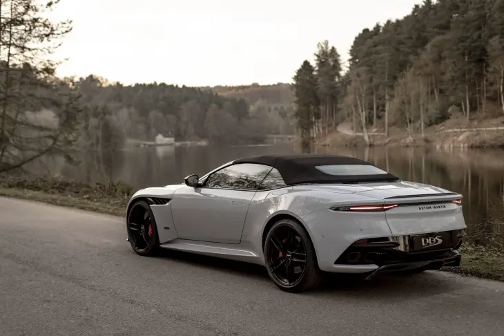 Aston Martin DBS Superleggera Volante Hakkında Bilmeniz Gerekenler