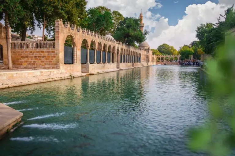 Ateşin Suya Döndüğü Yer: Balıklıgöl’ün Hikâyesi
