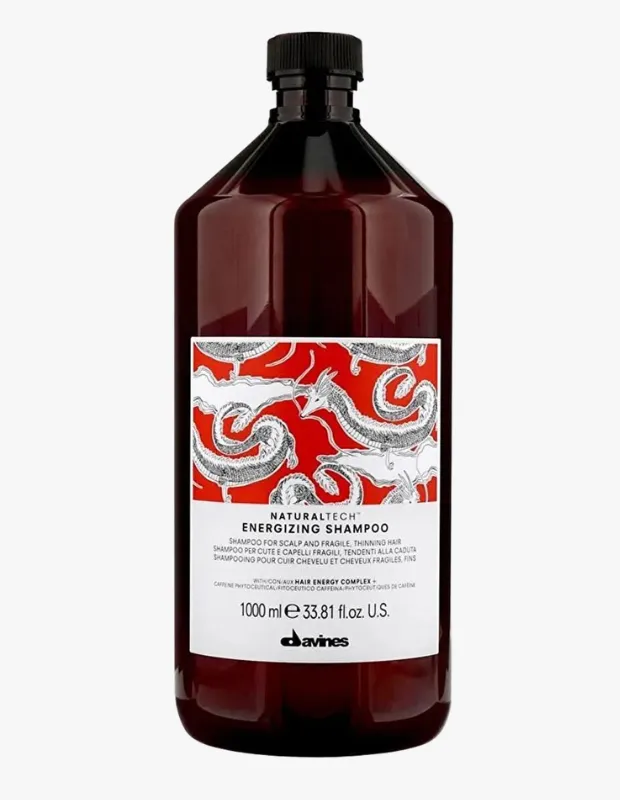 Marka Adı: Davines
Ürün Cinsiyeti: Belirtilmemiş
Ürün Tipi: Şampuan
Ürün Sezonsallığı: Belirtilmemiş
Ürün Çeşidi: Dökülme Karşıtı Şampuan
Ürün Özellikleri: Koyu amber renginde, mat yüzeyli, hacimli plastik bir şişede sunulan bu şampuan, siyah, yivli bir kapakla tamamlanmıştır. Ürünün ön yüzündeki kırmızı zeminli etiket üzerinde stilize edilmiş ejderha veya yılan figürleri ve beyaz fontlarla yazılı ürün bilgileri bulunur. 1000 ml net hacme sahip olan bu şampuan, NATURALTECH Energizing Shampoo adıyla anılır ve özellikle saç derisi ile kırılgan, incelmeye eğilimli saçlar için özel olarak formüle edilmiştir. İçeriğinde Saç Enerji Kompleksi ve Kafein Fitoceutical gibi aktif bileşenler barındırır.
Öne Çıkan Detaylar:
- Saç derisini ve incelen, kırılgan saç tellerini hedefleyen özel NATURALTECH Energizing formülasyonuna sahiptir.
- Saç köklerini canlandırmaya ve saç dökülmesine karşı etki sağlamaya yardımcı olan Saç Enerji Kompleksi ve Kafein Fitoceutical içerir.
- Büyük 1000 ml boyutu ile uzun süreli ve verimli bir kullanım imkanı sunar.
Kimler Kullanıyor?: Saç dökülmesi problemi yaşayan, saçlarında incelme veya kırılganlık fark eden, saç derisini canlandırmak ve saçlarını güçlendirmek isteyen bireyler bu şampuanı tercih edebilirler. Saç bakım rutinlerinde etkin ve bilimsel içeriklere sahip çözümler arayan, saç sağlığını önemseyen ve saç tellerini canlandırarak dökülmeye karşı destek olmak isteyen herkes için uygun bir üründür.