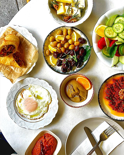 Dün Moda’da peynir, yumurta, zeytin ve mezelerden oluşan kahvaltı sofrası - Moda mekanları rehberi.