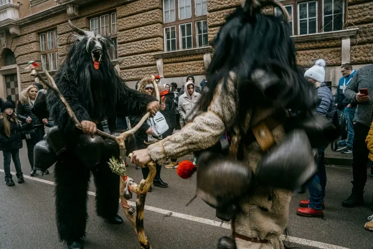 Buso Festivali'nde geleneksel maske ve kostümleriyle kışı uğurlayan katılımcılar, Macaristan