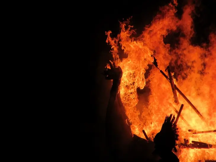 Up Helly Aa festivalinde Viking gemisinin yakılma anı ve dev alevler, İskoçya - Dünyadaki en ilginç festivaller