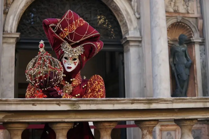 Venedik Karnavalı'nda geleneksel aristokratik maske ve kostümlü katılımcı, İtalya - Dünyadaki en ilginç festivaller