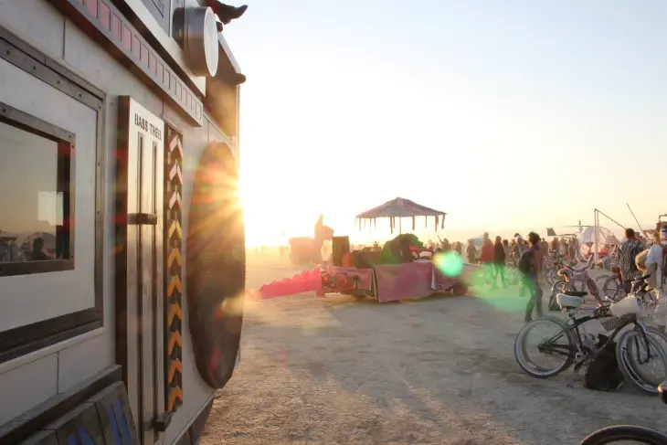 Burning Man festivalinde Black Rock Çölü'ndeki devasa sanat enstalasyonları, Nevada ABD - Dünyadaki en ilginç festivaller