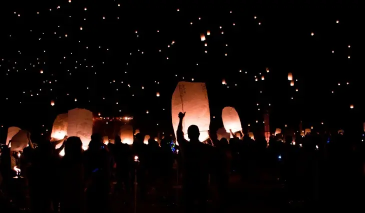 Çin'in Sky Lantern Festivali için gökyüzüne bırakılan binlerce dilek feneri