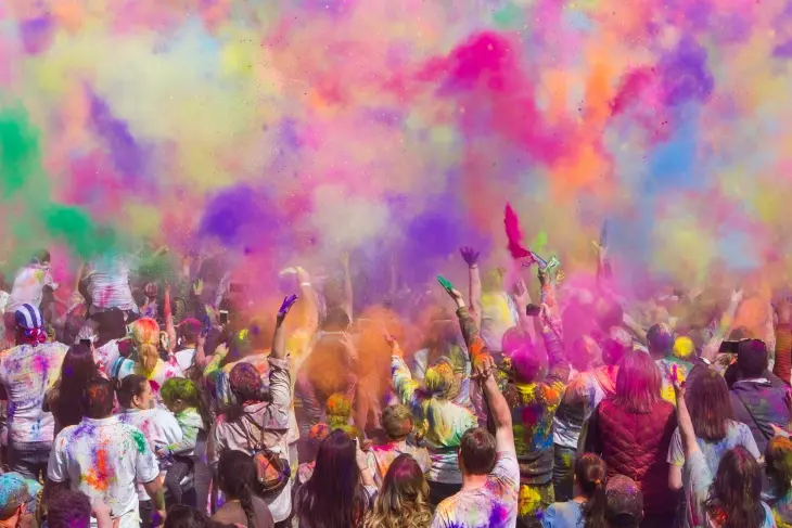Holi Festivali kutlamalarında havaya saçılan renkli tozlar ve coşkulu kalabalık