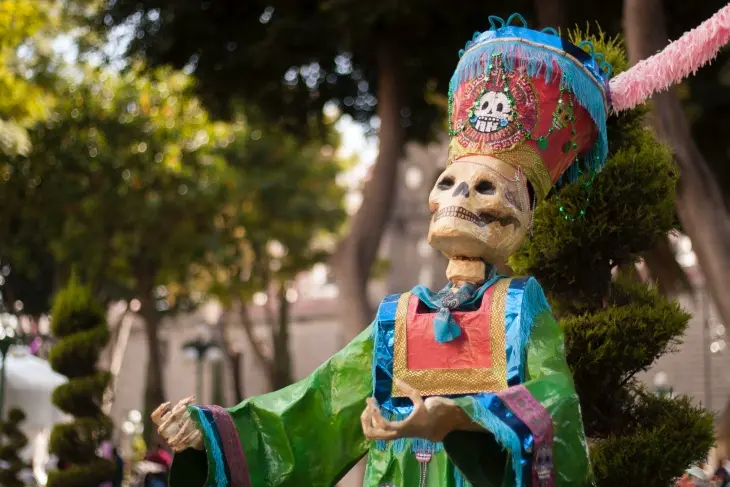Day of the Dead (Ölüler Günü) festivalinde geleneksel kostümlü iskelet figürü, Meksika - Dünyadaki en ilginç festivaller