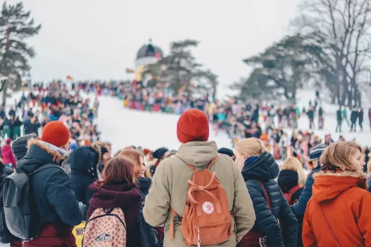 Harbin Uluslararası Buz ve Kar Festivali'nde kış manzarasını seyreden kalabalık ziyaretçiler, Çin - Dünyadaki en ilginç festivaller