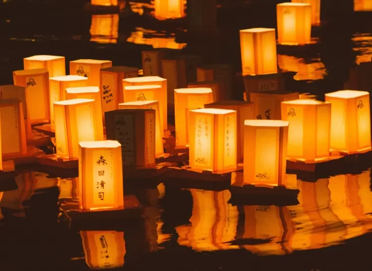 Japonya'nın geleneksel bir etkinliği olan Obon'un sonunu kutlamak için düzenlenen festival Toro Nagashi için suya bırakılan kağıt fenerler