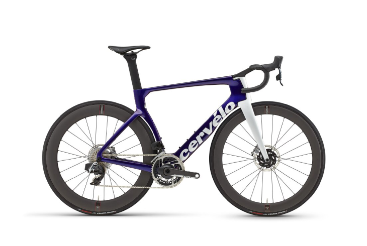 Beyaz bir arka plan üzerinde, mor ve beyaz renk tonlarında şık tasarımlı bir Cervélo S5 yol bisikleti, aerodinamik kadrosu, karakteristik V tipi kokpiti, entegre kablo geçişleri ve yüksek performanslı derin profilli jantlarıyla dikkat çekerek en iyi yol bisiklet modelleri arasında sergileniyor.