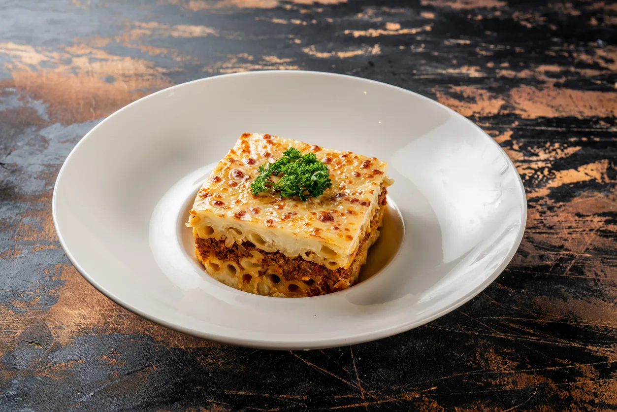 Kavrulmuş kıyma, tarçın, karanfil, ve yeni bahar eklenmiş. Mornay béchamel (yumurta sarısı eklenmiş béchamel) ve gravyer peyniri. Makarna çeşidi olarak da içi boş spaghetti ya da bucatini.