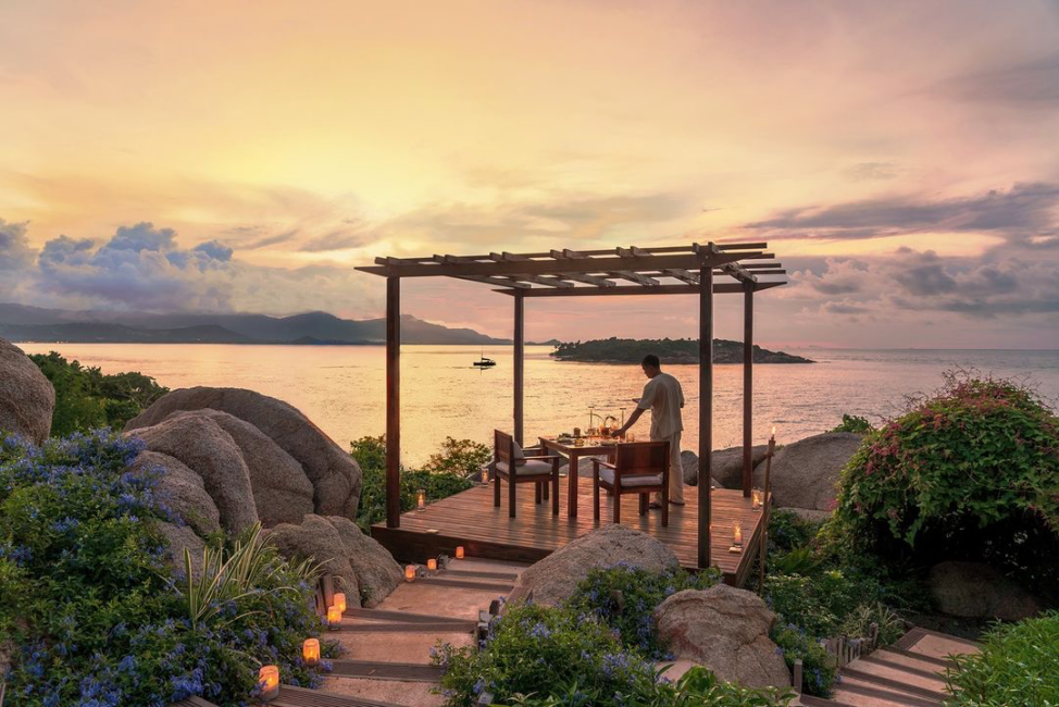 Tayland’ın Koh Samui adasında, Six Senses Samui’nin içinde konumlanan Dining on the Rocks; okyanusa uzanan dramatik konumu ve mimarisiyle dünyanın en romantik restoranları arasında gösteriliyor.