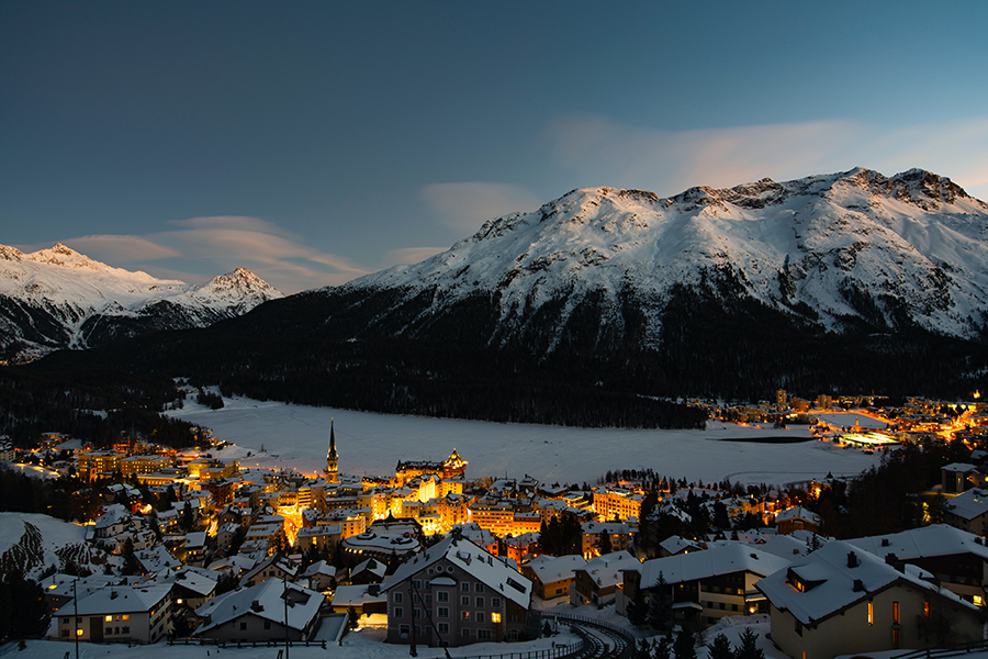 Karla kaplı heybetli Alp Dağları'nın, yemyeşil ormanların ve buz tutmuş gölün çevrelediği, ışıklarla parlayan binalarıyla masalsı bir kış akşamında St. Moritz kasabası, Kışın Gidilecek En Güzel Yerler başlığına uygun muhteşem bir tatil rotası sunuyor.