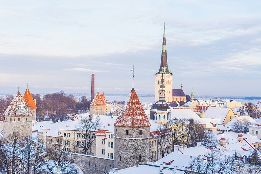 Karla kaplı çatıları, tarihi surları ve Ortaçağ kuleleriyle masalsı bir atmosfere bürünen Tallinn şehrinin genel görünümünde, sivri Oleviste Kilisesi ve uzaktaki denizin bu kış manzarası, Kışın Gidilecek En Güzel Yerler listesindeki yerini doğrular nitelikte.