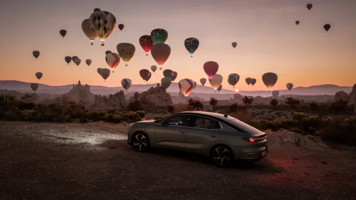 Kapadokya’da gün batımı ve sıcak hava balonları eşliğinde park halindeki Togg T10F