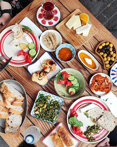 Yumma Moda’da yerel ürünlerle hazırlanan zengin kahvaltı sofrası - Moda mekanları rehberi.