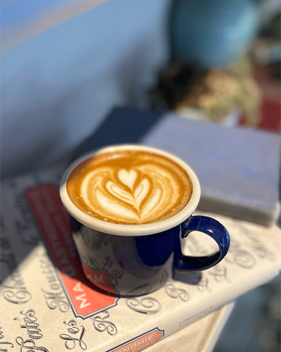Yumma Moda’da mavi fincanda latte servisi.